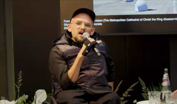 Photo of Ryan Gander speaking