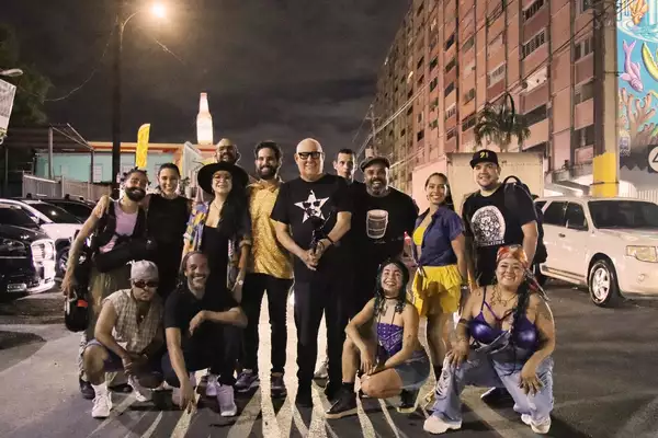 Group photo of El Laberinto del Coco stood on a street at night